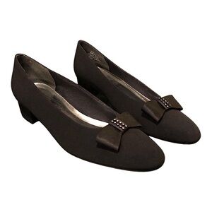 1990s Life Stride Pumps with Rhinestone Bows Size 8.5